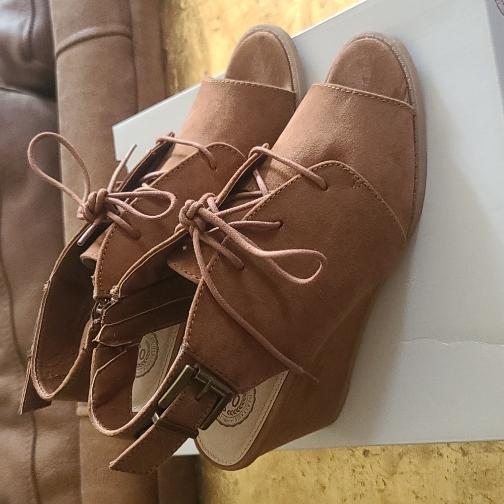 SO® Wedge Ankle Shoes| PODCAST WOMEN'S WEDGE ANKLE BOOTS| SIZE 7| COGNAC